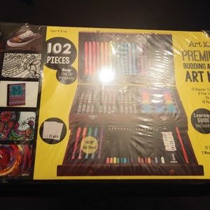 102 Pieces Art Kit